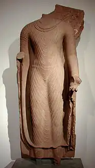 Bouddha en robe uttarâsangâ, début du VIe siècle empire Gupta, école de Mathura, grès rose, H. 142 cm. Inde.