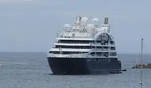 Le Bougainville dans la passe de la rade de Saint-Jean-de-Luz