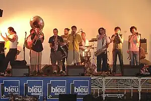 Des musiciens sur une estrade dans le cadre du festival itinérant "Bouge ton zinc"