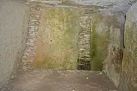 Intérieur de la chambre, premier compartiment : pilier en position oblique à gauche, piliers centraux à droite.