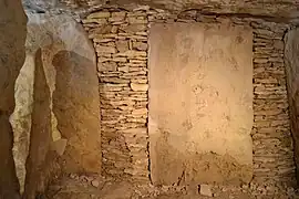 Intérieur de la chambre, deuxième compartiment : piliers centraux à gauche.