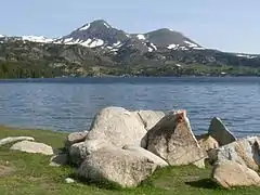 Le lac avec le GR10 et les pics Péric