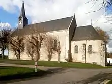 Photographie en couleurs d'une église au chœur surbaissé par rapport à la nef ; clocher au-dessus de l'entrée.