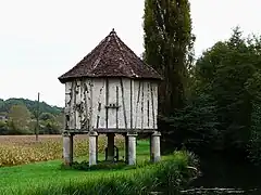 Le pigeonnier au bord du Manoire.