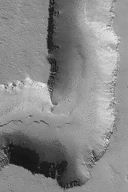 Rochers près du volcan Ascraeus Mons. Les volcans martiens sont sans doute à l'origine de ces roches dures constituées de basalte qui ont résisté à l'érosion découlant du climat actuel de Mars.