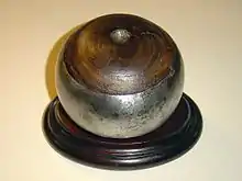 Ancienne boule de fort posée sur un socle.
