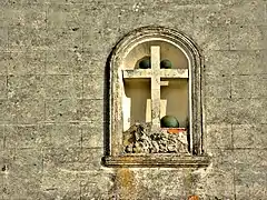 Boulets de canon sur une croix , sur une façade de maison