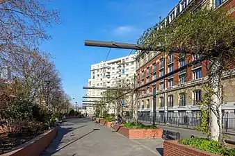 Le boulevard vu de la rue de Saussure.