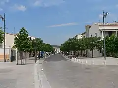 Le boulevard central de Vic-la-Gardiole.