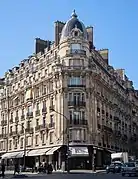 Immeuble au croisement avec le boulevard Haussmann.