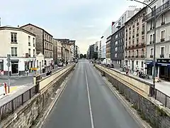 Le boulevard vu depuis le pont ferroviaire.