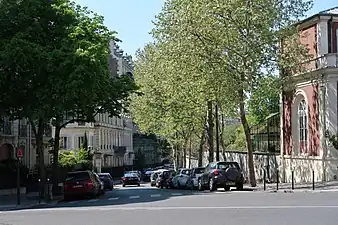 Vue depuis La Muette, avec l'ancienne gare à droite.