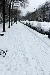 Boulevard de Ménilmontant, piste cyclable sous la neige.