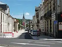 Le boulevard du Général-de-Gaulle rénové et l'église Saint-Saturnin en arrière-plan