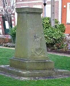 Piédestal vide du monument à Cyprien Desgroux à Beauvais.