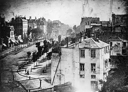 Le boulevard du Temple, Paris (1838), l'un des tout  premiers daguerréotypes. Le cliché semble avoir été pris depuis l'actuelle caserne Vérines, située place de la République.