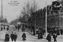 Sortie d'usine au début du XXe siècle.