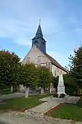 Église Saint-Aignan et monument aux morts.