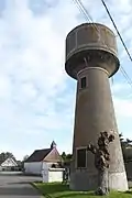 Mondétour, château d'eau (1934) et chapelle Notre-Dame-du-Bon-Raisin.