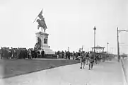 Une compagnie du 110e RI défile en 1925 à Boulogne-sur-Mer devant la statue du général San Martín (cs).