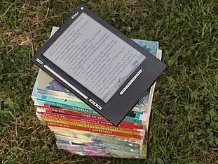 Liseuse sur une pile de livre