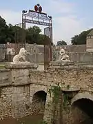 Le portail d'entrée du Château depuis l'extérieur.