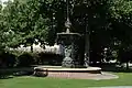 Une fontaine, place des Bains.