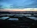 Les parcs à huîtres et le viaduc d'Oléron vus du Chapus au crépuscule.