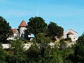 Le château de la Valade et son pigeonnier.