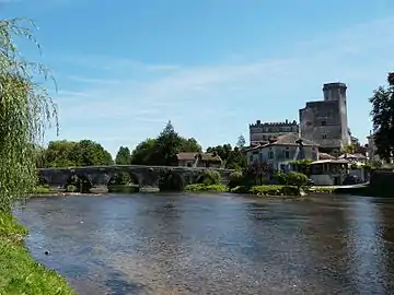 La Dronne en aval du pont de Bourdeilles.