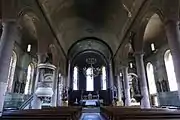 Vue intérieure de la nef vers le chœur.