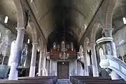 Vue intérieure de la nef vers l'orgue.