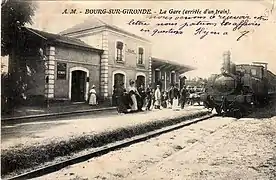 Un train en gare de Bourg.