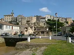 Lavoir au port, maisons sur les remparts.