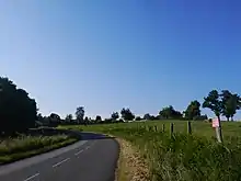 Bourg de Couesmes vu de la route de Vaucé.