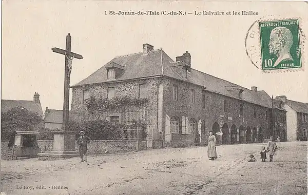 Centre du village de Saint Jouan de l'Isle avec ses habitants.