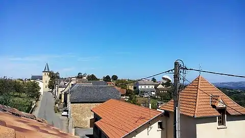 Le bourg de Valzergues, surplombé par son église.