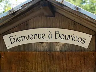 Panneau de bienvenue actuel, où Bouricos est écrit avec un seul « r »