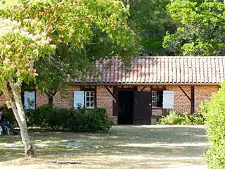 Accueil, dans une maison landaise en briquettes