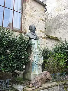 Buste de Charles-Olivier de Penne« Monument à Olivier de Penne à Bourron-Marlotte », sur e-monumen