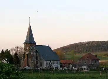 L'église entourée du cimetière.