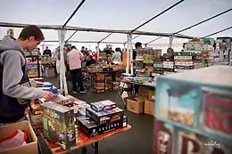 Photo de la Bourse aux jeux de la sixième édition du Brussels Games Festival dans laquelle de nombreux jeux sont mis en vendre à moindre coût afin de favoriser le recyclage de ceux-ci