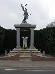 Le Poilu victorieux (monument aux morts)