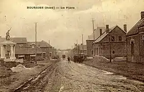 Direction Cambrai avec le monument aux morts et l'église provisoire