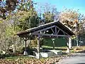 Un ancien lavoir au bord du lac