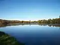 L'îlot de terre au milieu du lac est lieu de repos pour diverses espèces d'oiseaux. En arrière-plan de pont de l'autoroute A64