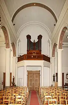 Le fond de la nef et les orgues.