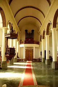 La nef sans chaises, avec vue sur les orgues.