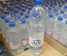 Vue sur plusieurs bouteilles d'eau minérale naturelle d'Aix-les-Bains.