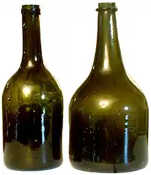 Deux bouteilles à vin de Meuse, dites « voleuses », au Musée de la Gourmandise, Hermalle-sous-Huy, Belgique, XVIIIe siècle